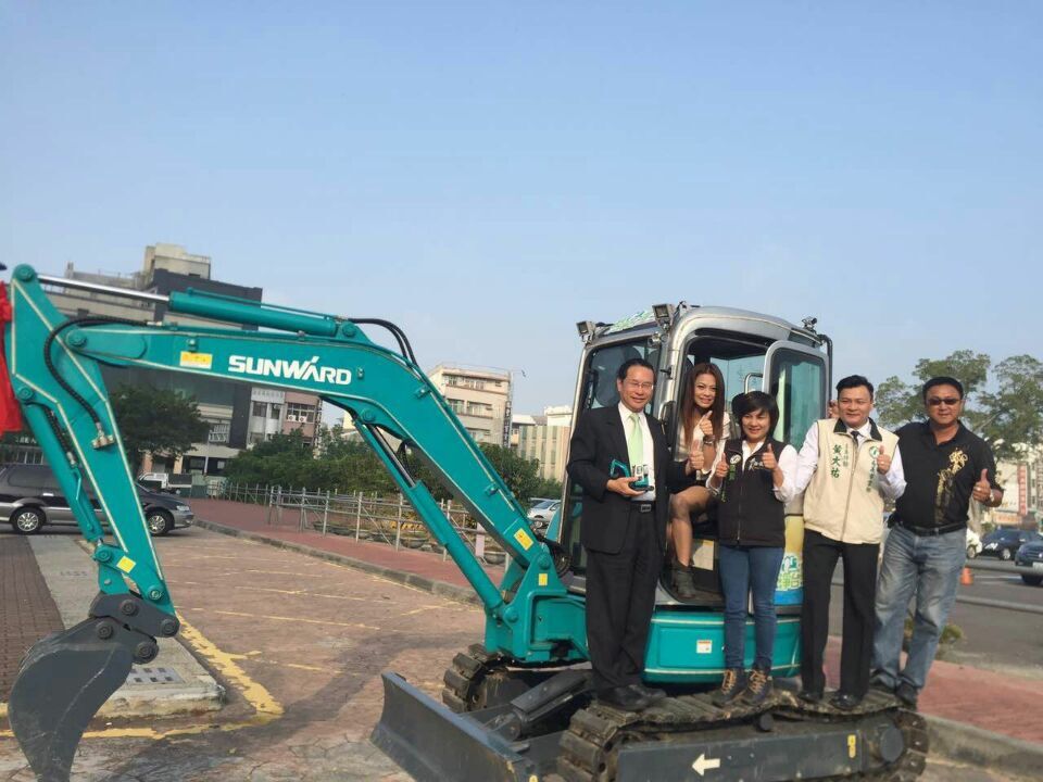 嘉義市长大赞122cc太阳成智能挖掘机环台义举