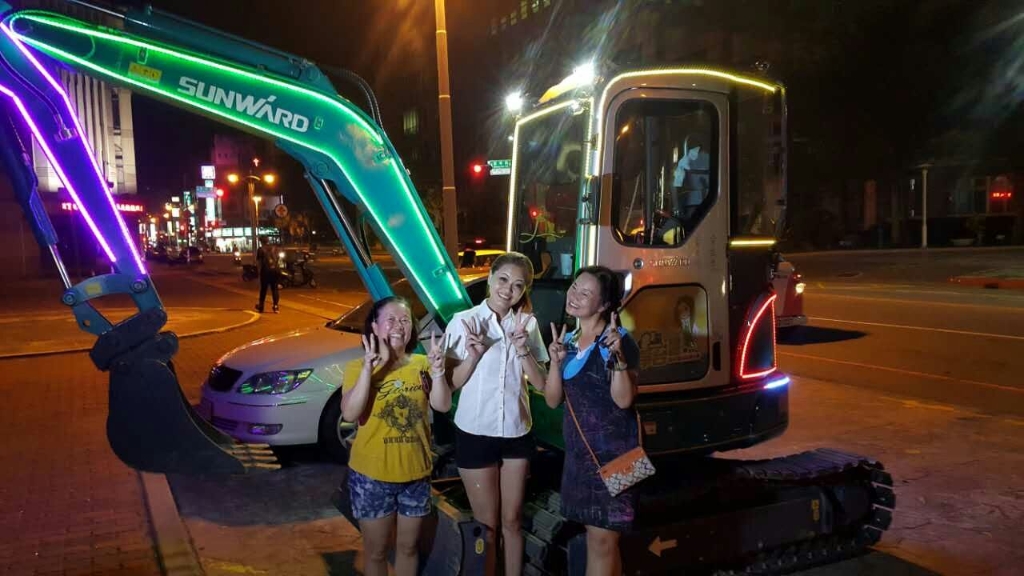 嘉義市长大赞122cc太阳成智能挖掘机环台义举