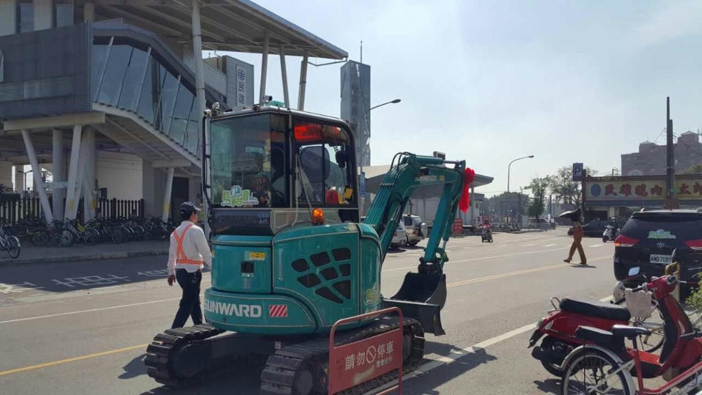 嘉義市长大赞122cc太阳成智能挖掘机环台义举