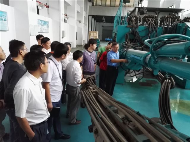 鹤发银丝映日月，，，赤心热血沃新花