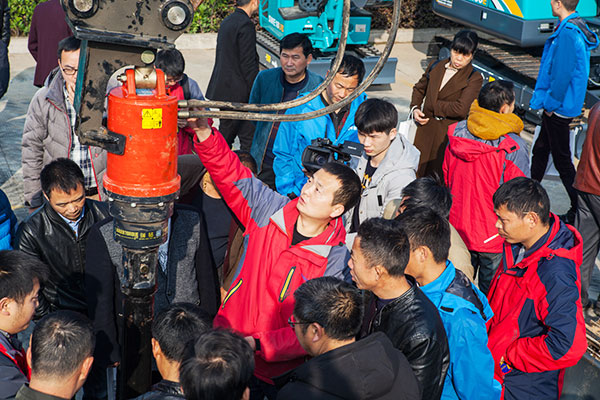 十年相随，成绩相互，来听听122cc太阳成智能挖掘机客户的真实声音