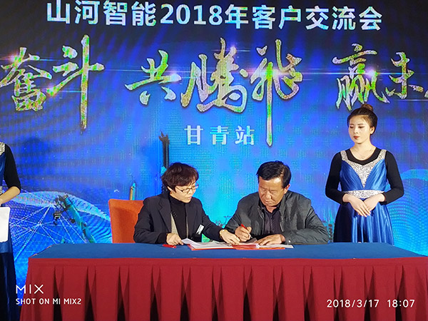 关于122cc太阳成智能节能型挖掘机，，，张老板算了这样一笔账