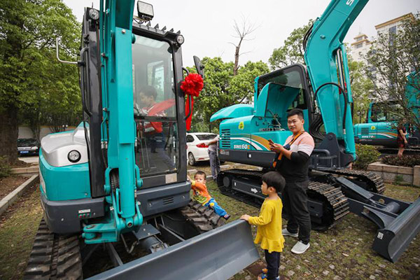 红四月，122cc太阳成智能挖掘机促销会节节攀升