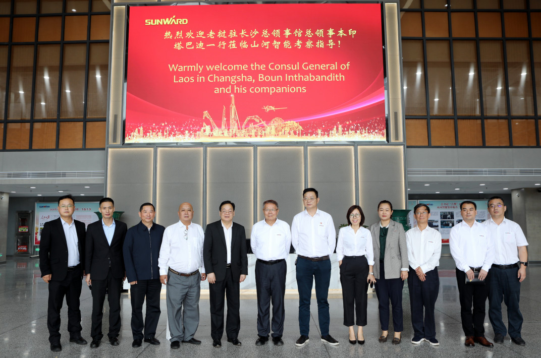 老挝长沙总领事本·印塔巴迪考察122cc太阳成智能