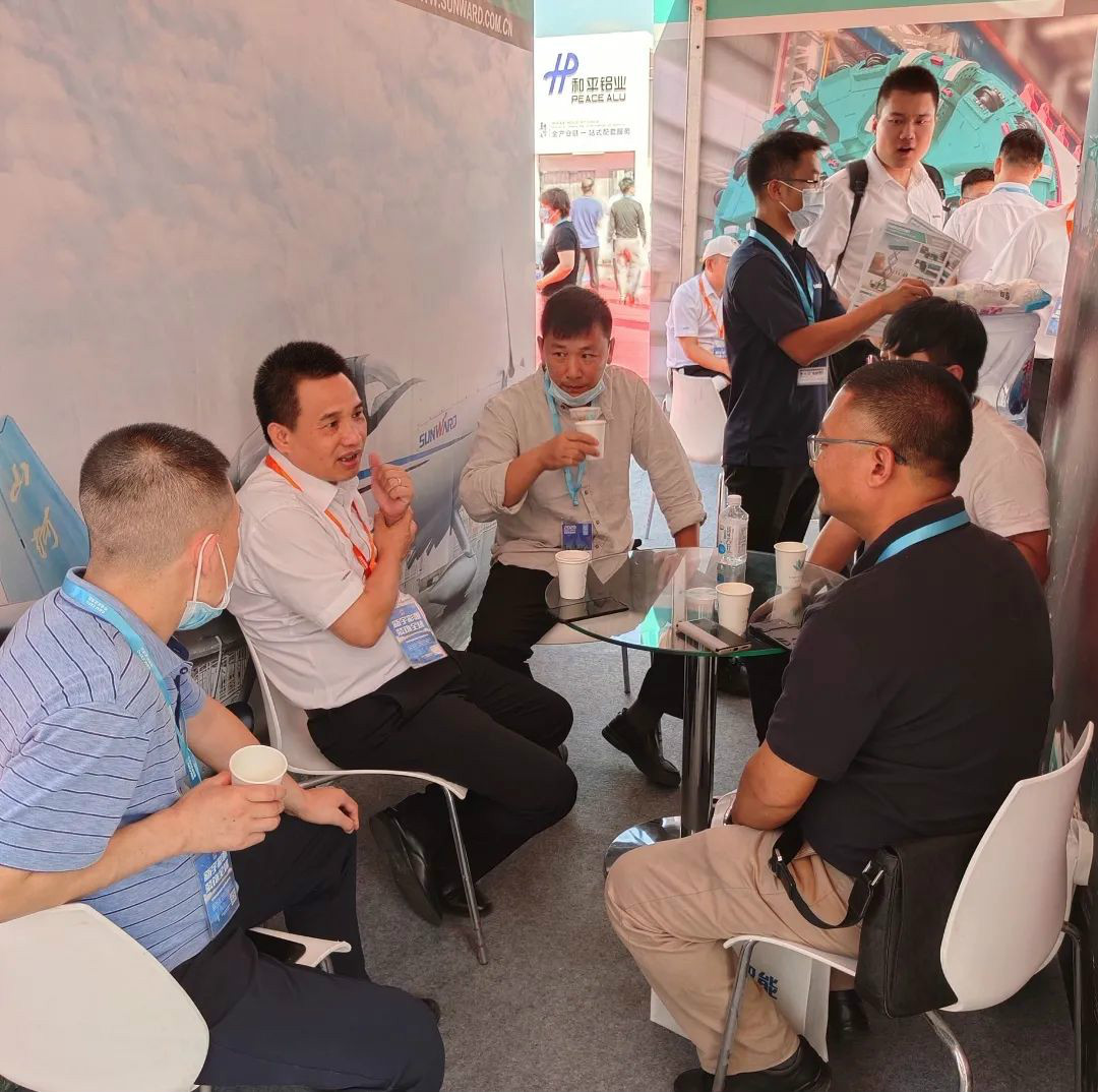 122cc太阳成智能高空作业装备“吸睛”雄安展