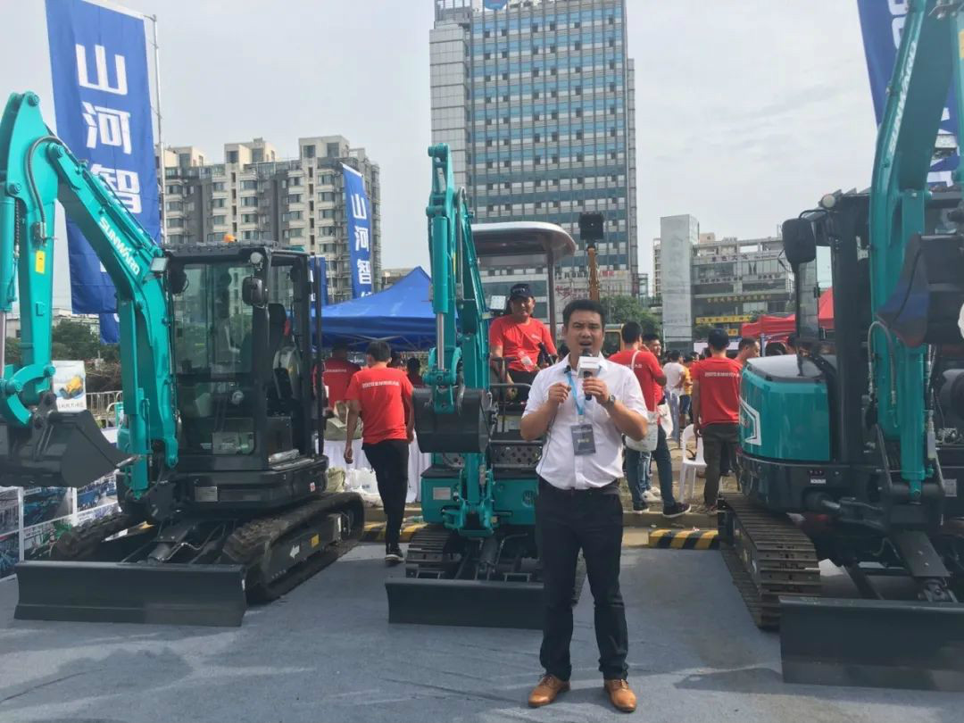 2020全球微挖大会 122cc太阳成智能精品微挖赢得满堂彩