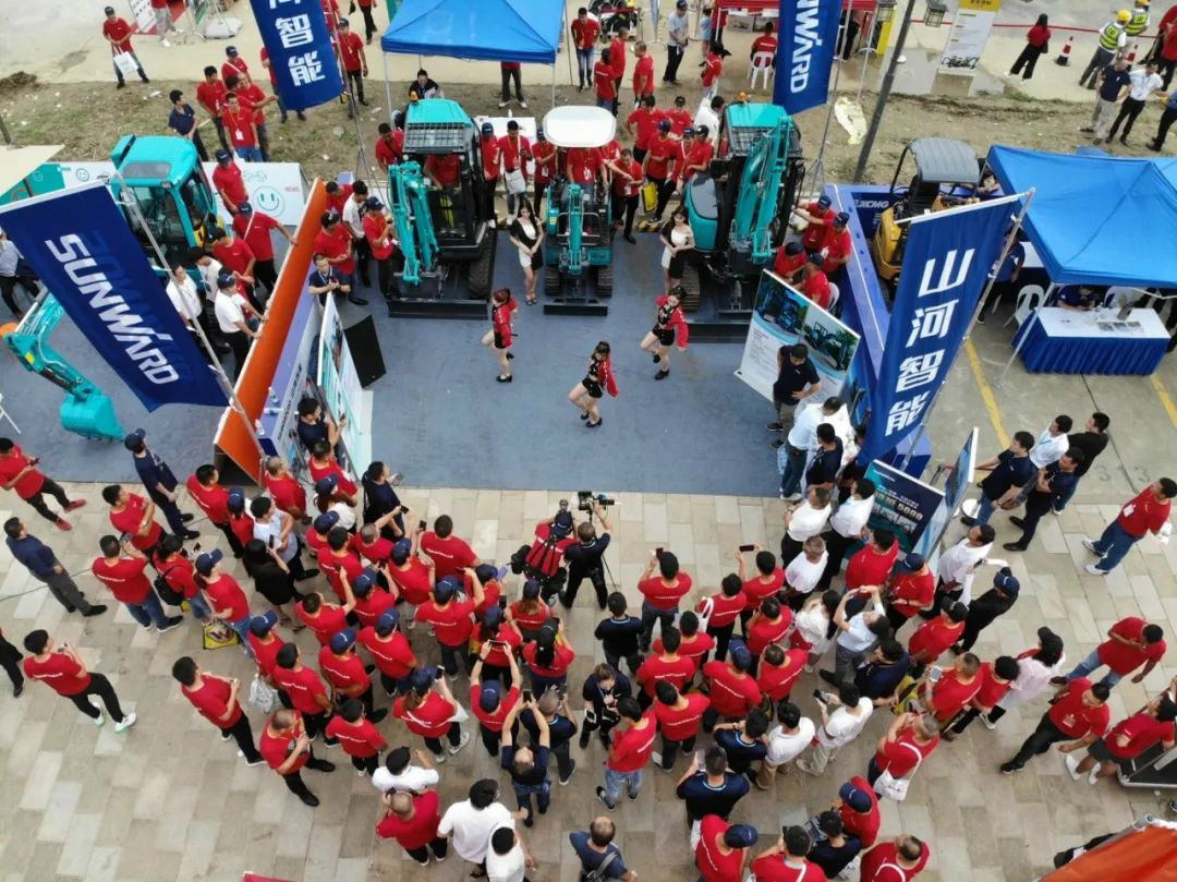 2020全球微挖大会 122cc太阳成智能精品微挖赢得满堂彩