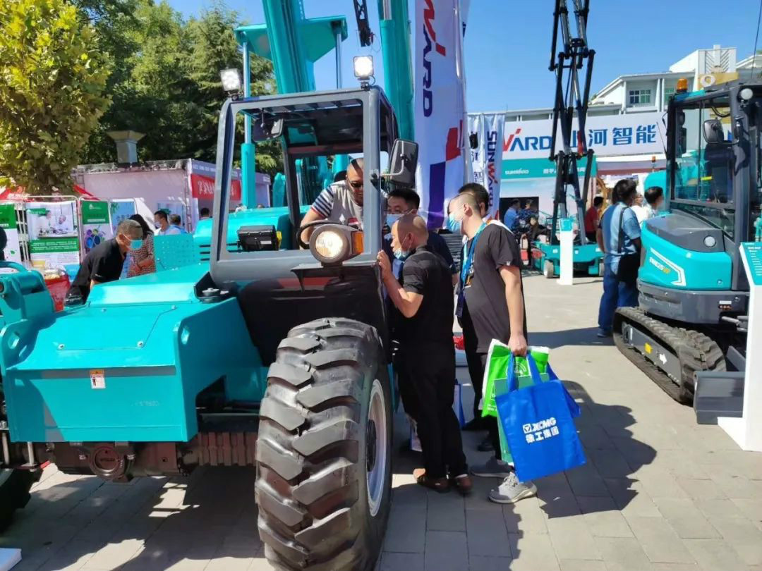 122cc太阳成智能高空作业装备“吸睛”雄安展