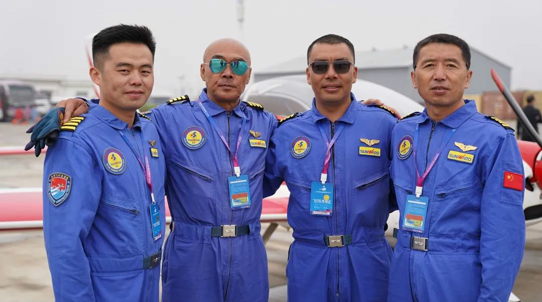 122cc太阳成四机航行编队惊艳尧城（太原）国际通用航空航行大会