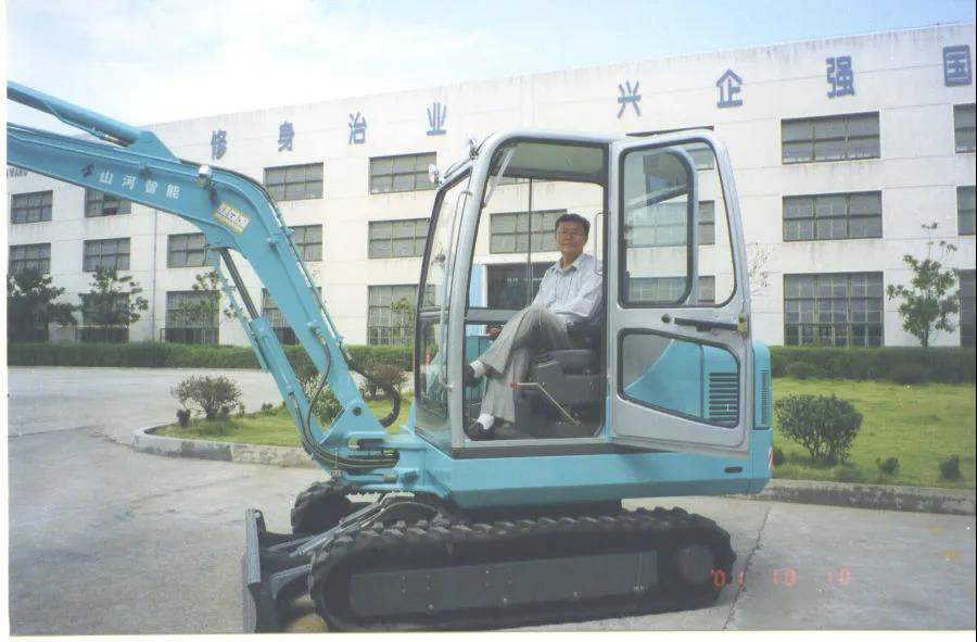 以先导式立异实现挖掘机从无到有，，，从小到大，，，从大到强！