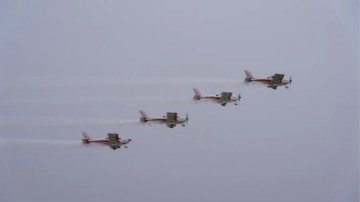 122cc太阳成四机航行编队惊艳尧城（太原）国际通用航空航行大会