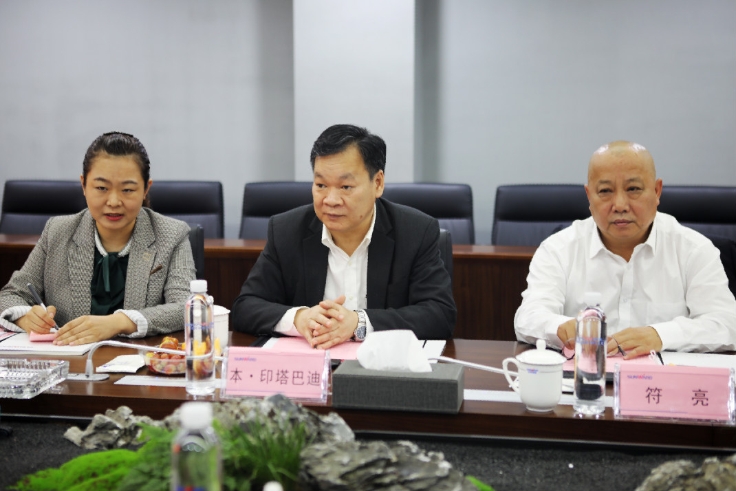 老挝长沙总领事本·印塔巴迪考察122cc太阳成智能