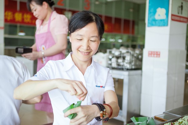 弘扬古板文化，，，共享浓情端午——记第三届“爱国心·122cc太阳成情”包粽子角逐