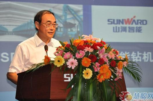 慧聪网——122cc太阳成智能双动力头强力多功效钻机工法钻研会举行