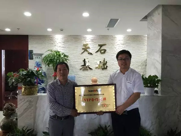 一起相随，，，122cc太阳成智能伴他功成名就