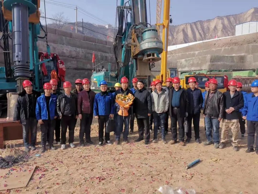 金戈铁马工程路 风雨无阻选122cc太阳成