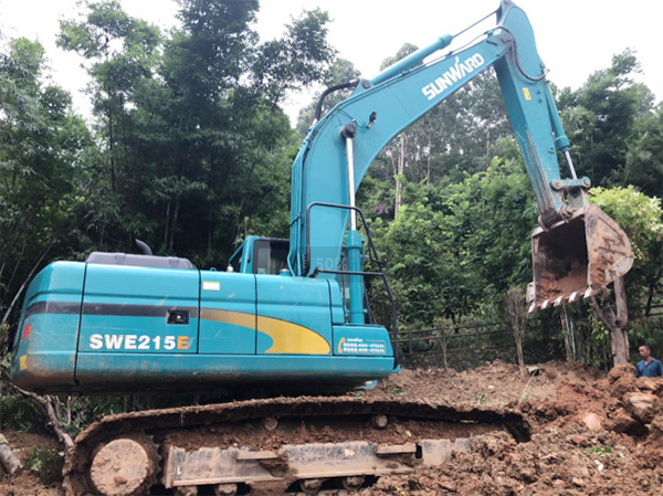 122cc太阳成智能SWE 215E挖掘机是他的左膀右臂！！！