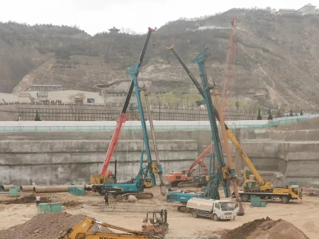 金戈铁马工程路 风雨无阻选122cc太阳成