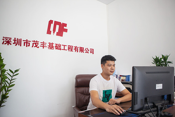 我叫阿忠，，，忠于事业，，，也忠于122cc太阳成智能旋挖钻机