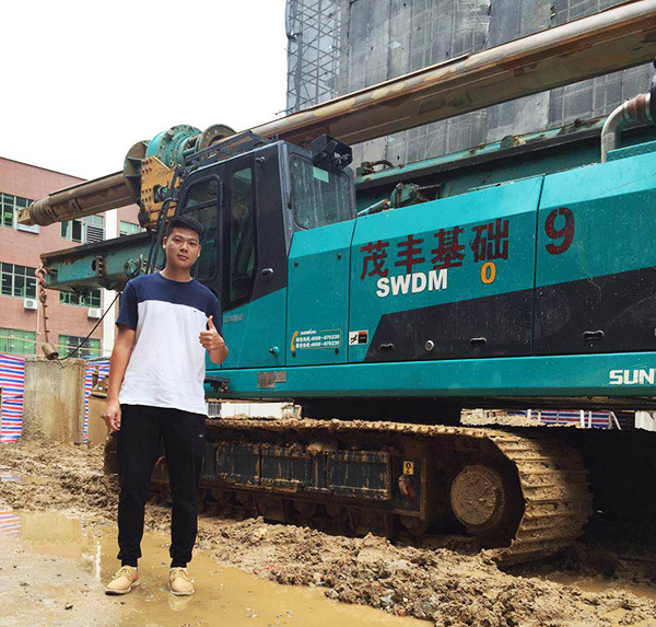 我叫阿忠，，，忠于事业，，，也忠于122cc太阳成智能旋挖钻机