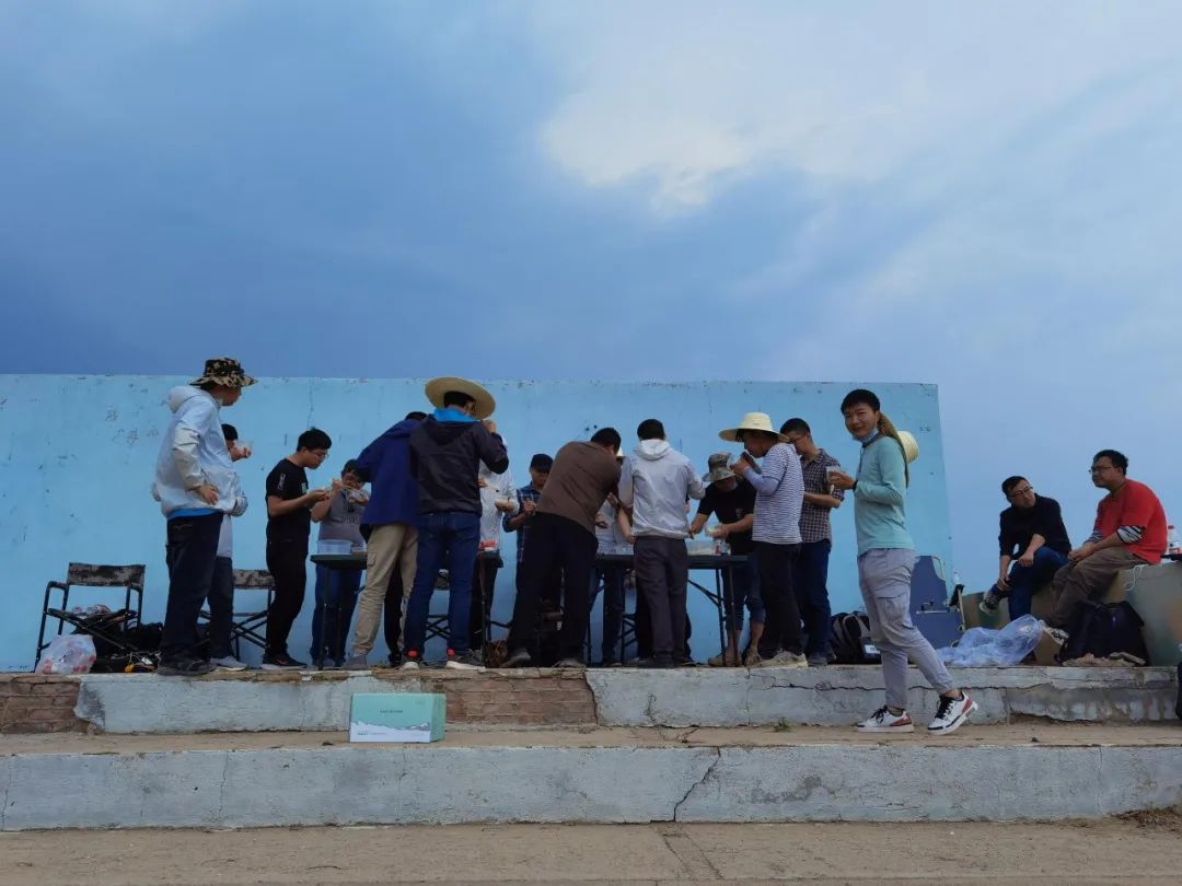 致敬！！！战斗在风沙中的特种装备团队