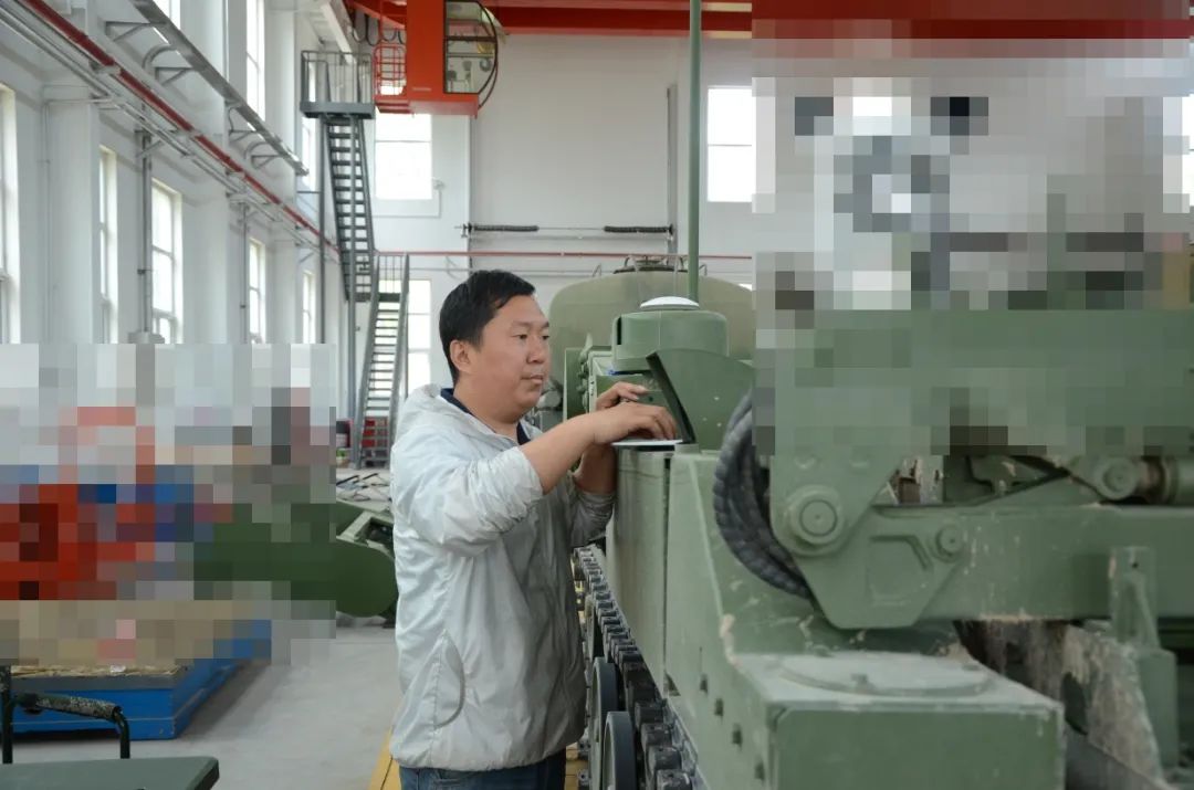 致敬！！！战斗在风沙中的特种装备团队