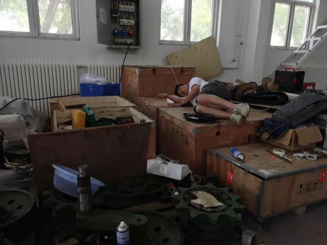 致敬！！！战斗在风沙中的特种装备团队