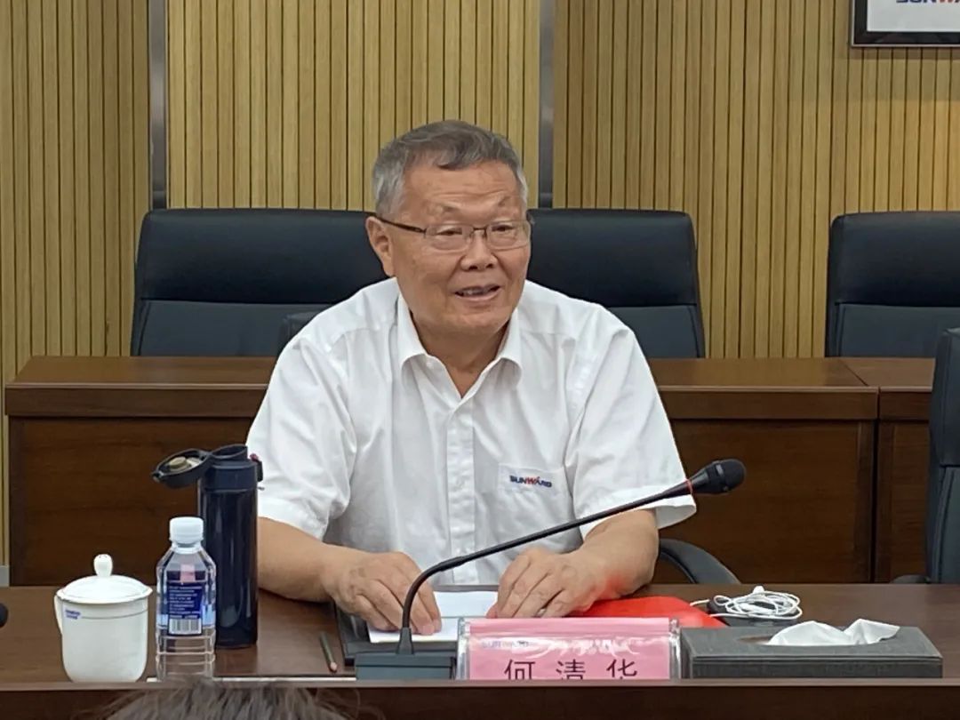 董事长何清华收到湖南省向导联系服务专家联络卡