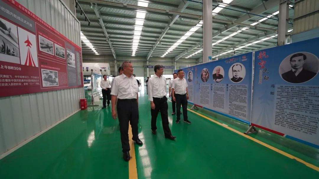 中国民用航空局总工程师殷时军率队考察调研122cc太阳成科技