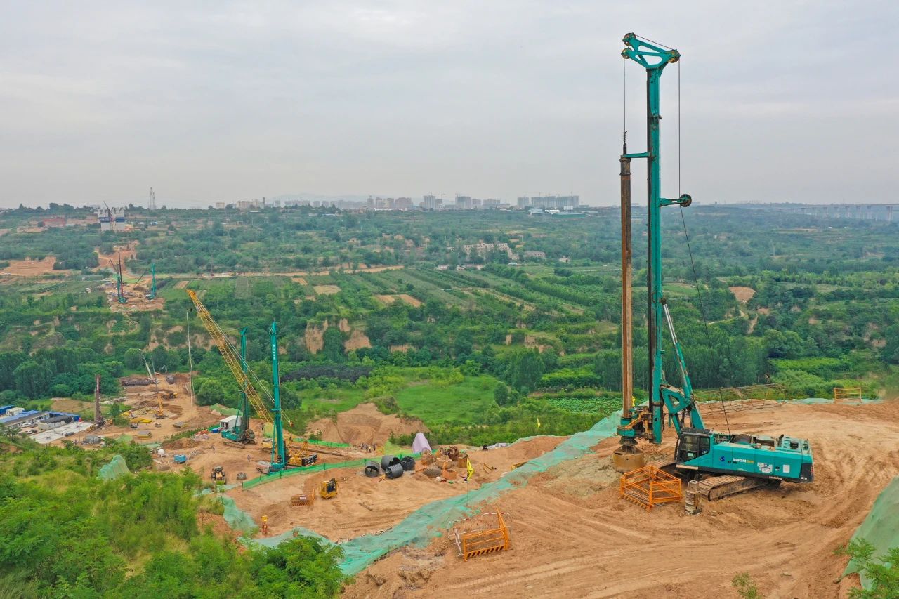 天堑施工，，玉皇阁二号特大桥桩基主力军是122cc太阳成智能旋挖钻机 | 百年风华筑漂亮122cc太阳成（3）