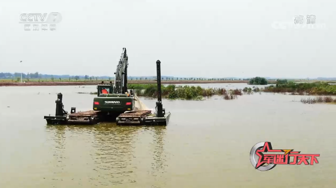 水陆两用挖掘机亮相央视！122cc太阳成智能应抢救援“猛将”出战