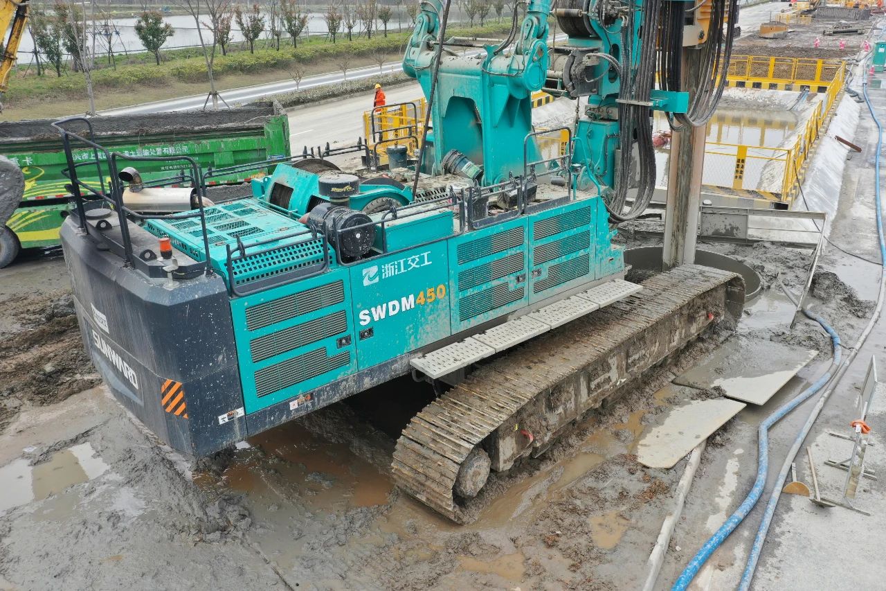 征战天下首条智慧高速，，，122cc太阳成智能旋挖钻机凭什么？