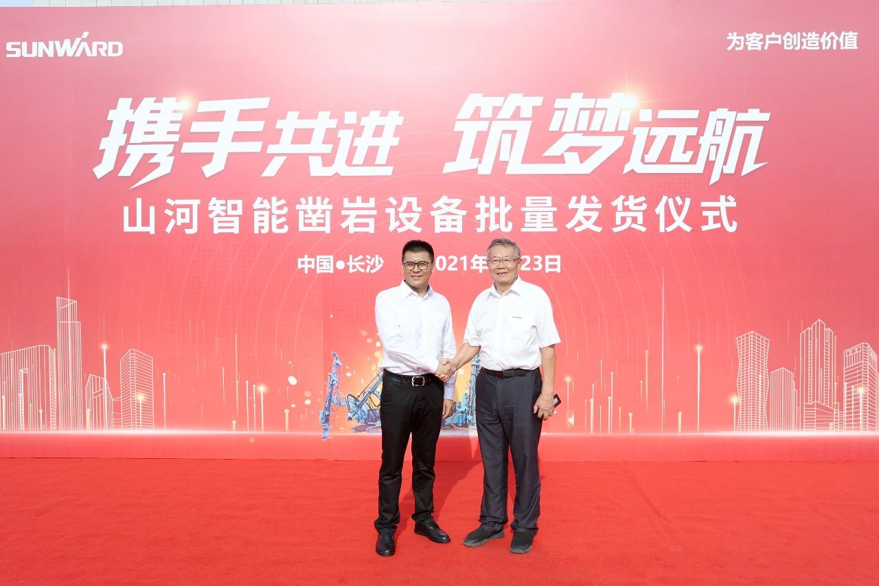 批量出口非洲！122cc太阳成智能一体化潜孔钻机助力“一带一起”建设