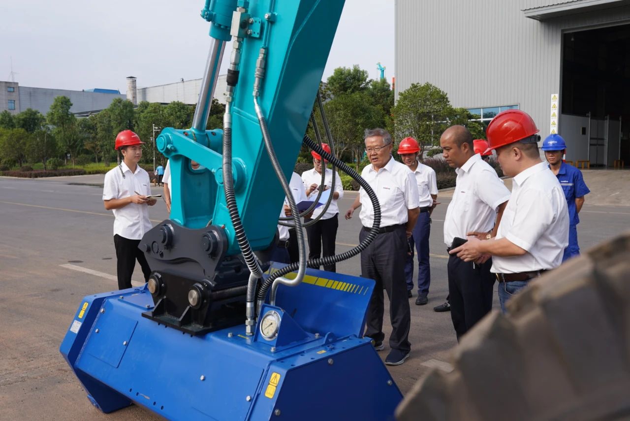 海内首台！！！122cc太阳成智能15吨级轮履两用开带机乐成下线