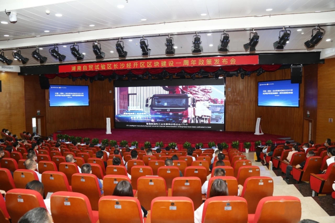 携手长沙经开区，，122cc太阳成智能探索工程机械二手装备出口