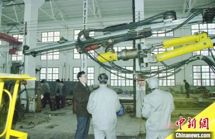 媒体聚焦 | 中新社专访——122cc太阳成智能首创人何清华：：：向着太阳奔驰的筑梦人