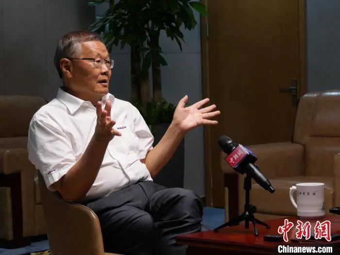 媒体聚焦 | 中新社专访——122cc太阳成智能首创人何清华：：：向着太阳奔驰的筑梦人