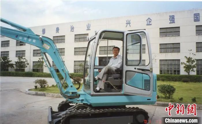 媒体聚焦 | 中新社专访——122cc太阳成智能首创人何清华：：：向着太阳奔驰的筑梦人