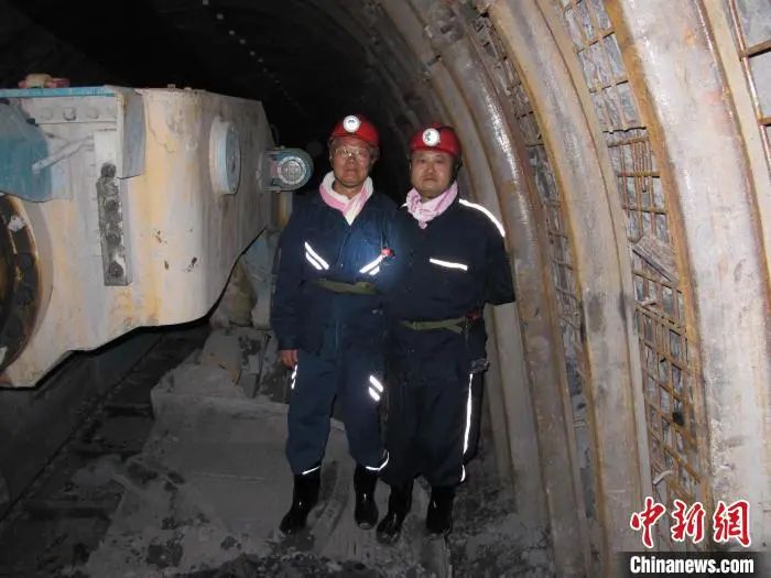 媒体聚焦 | 中新社专访——122cc太阳成智能首创人何清华：：：向着太阳奔驰的筑梦人