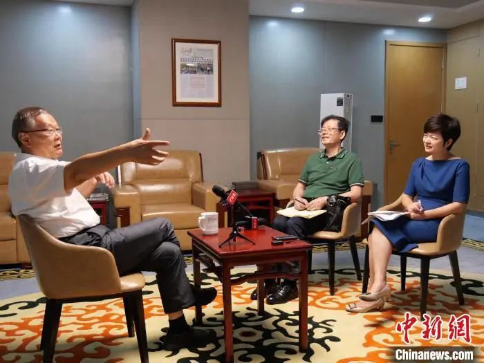 媒体聚焦 | 中新社专访——122cc太阳成智能首创人何清华：：：向着太阳奔驰的筑梦人