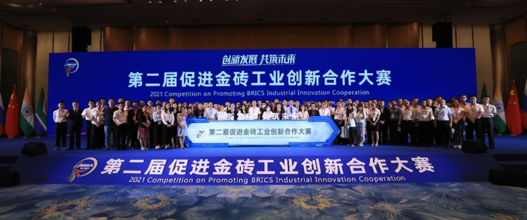 点赞！！！122cc太阳成智能液压混淆动力挖掘机项目荣获这个优异项目奖→