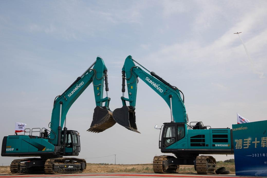 大型挖掘机批量交付、、、轻型运动飞机推广……这场活动超吸睛