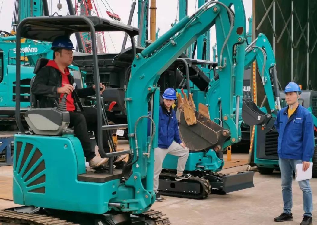 一起来“找茬”！！10位“超等体验官”试驾122cc太阳成智能最新“F系列”挖掘机