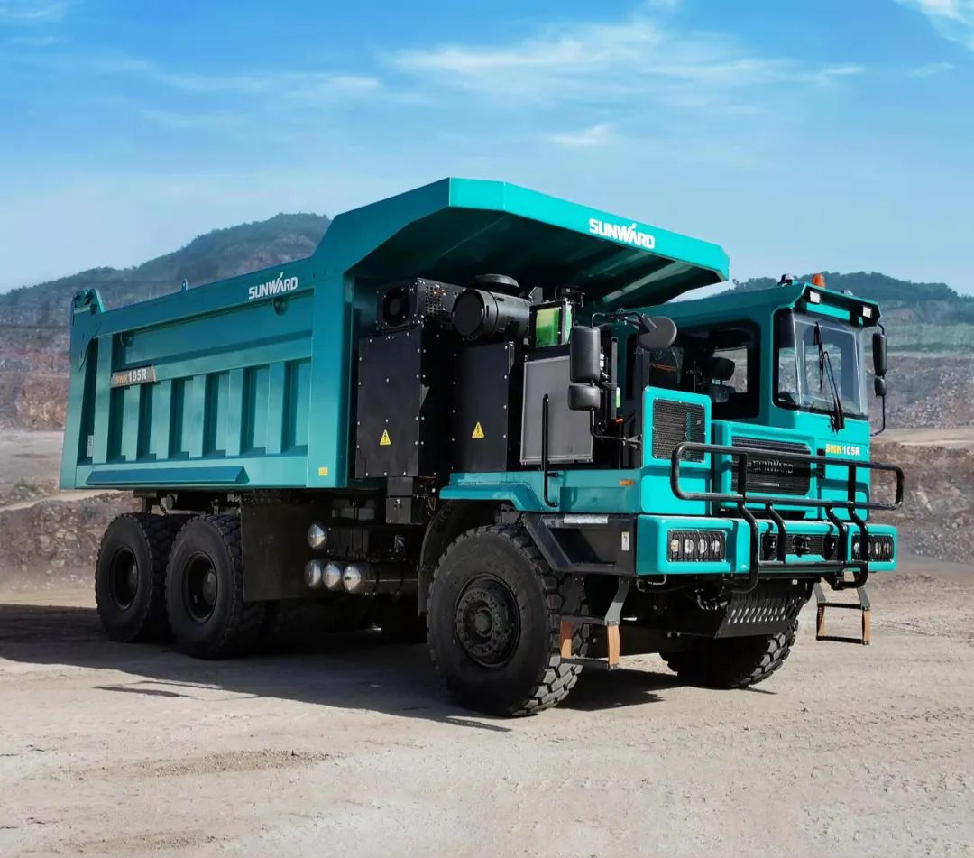 新能源，，长续航！122cc太阳成智能首台LNG增程式宽体矿卡下线交付