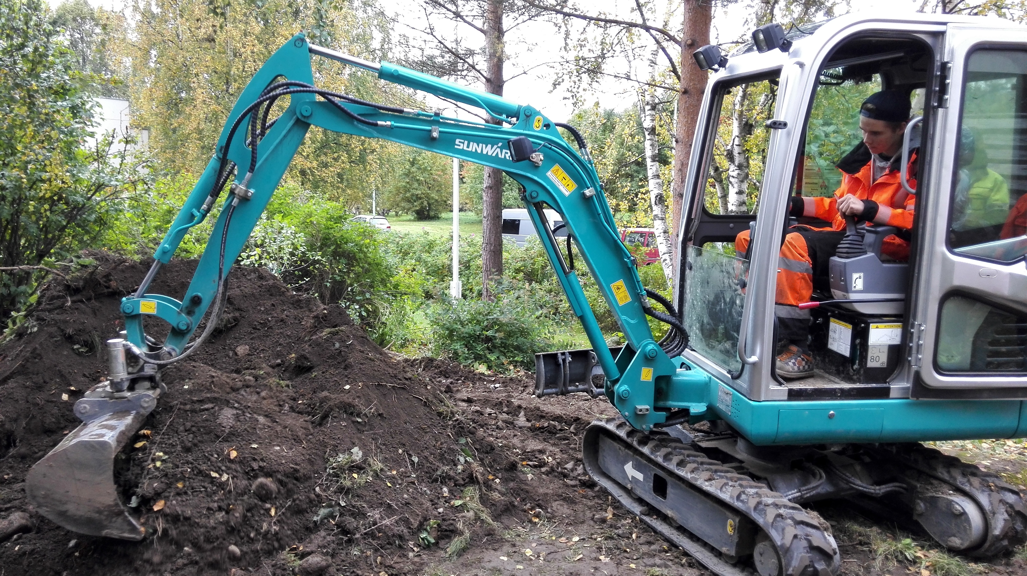 国产小型挖掘机价钱几多钱一台？？？