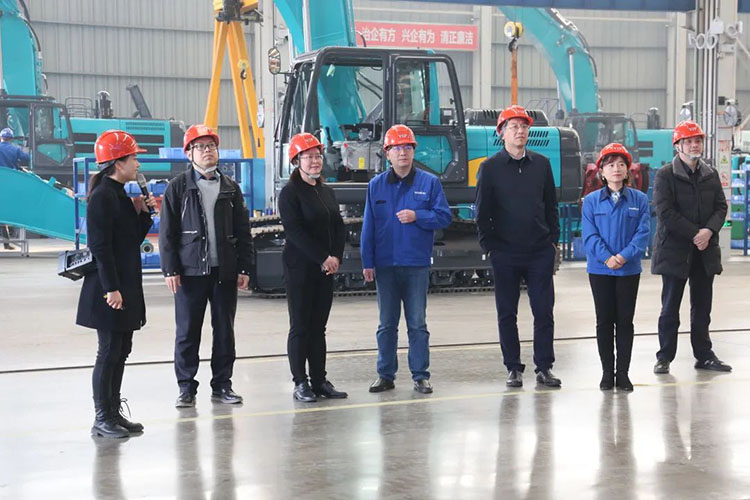 中国上市公司协会党委委员、、副秘书长刘翠兰一行调研122cc太阳成智能