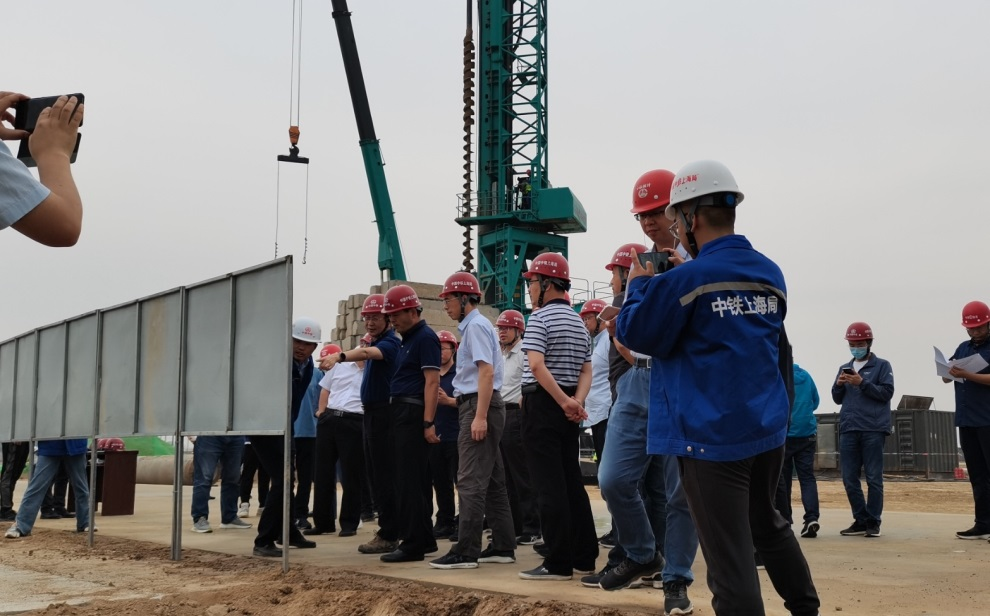 创下纪录！！122cc太阳成智能引孔式静力压桩机首次应用于高铁项目