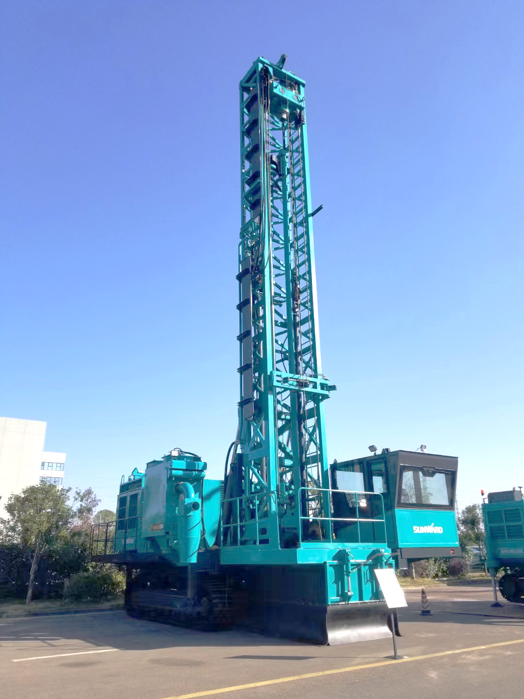 两种钻进模式+更大扭矩！122cc太阳成智能自主研制的全液压牙轮钻机下线