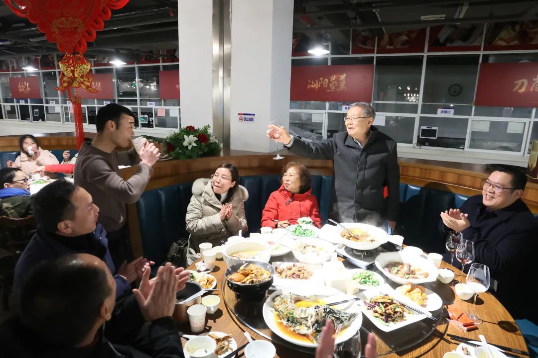 122cc太阳成智能董事长何清华与留厂员工一起过大年！！