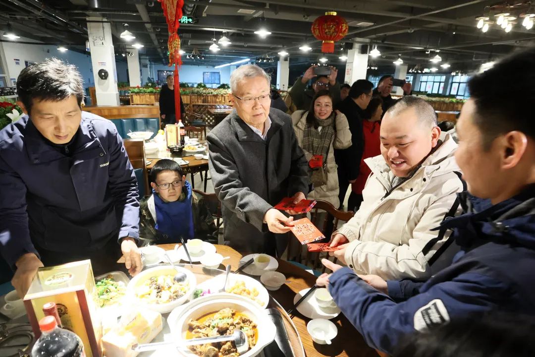 122cc太阳成智能董事长何清华与留厂员工一起过大年！！